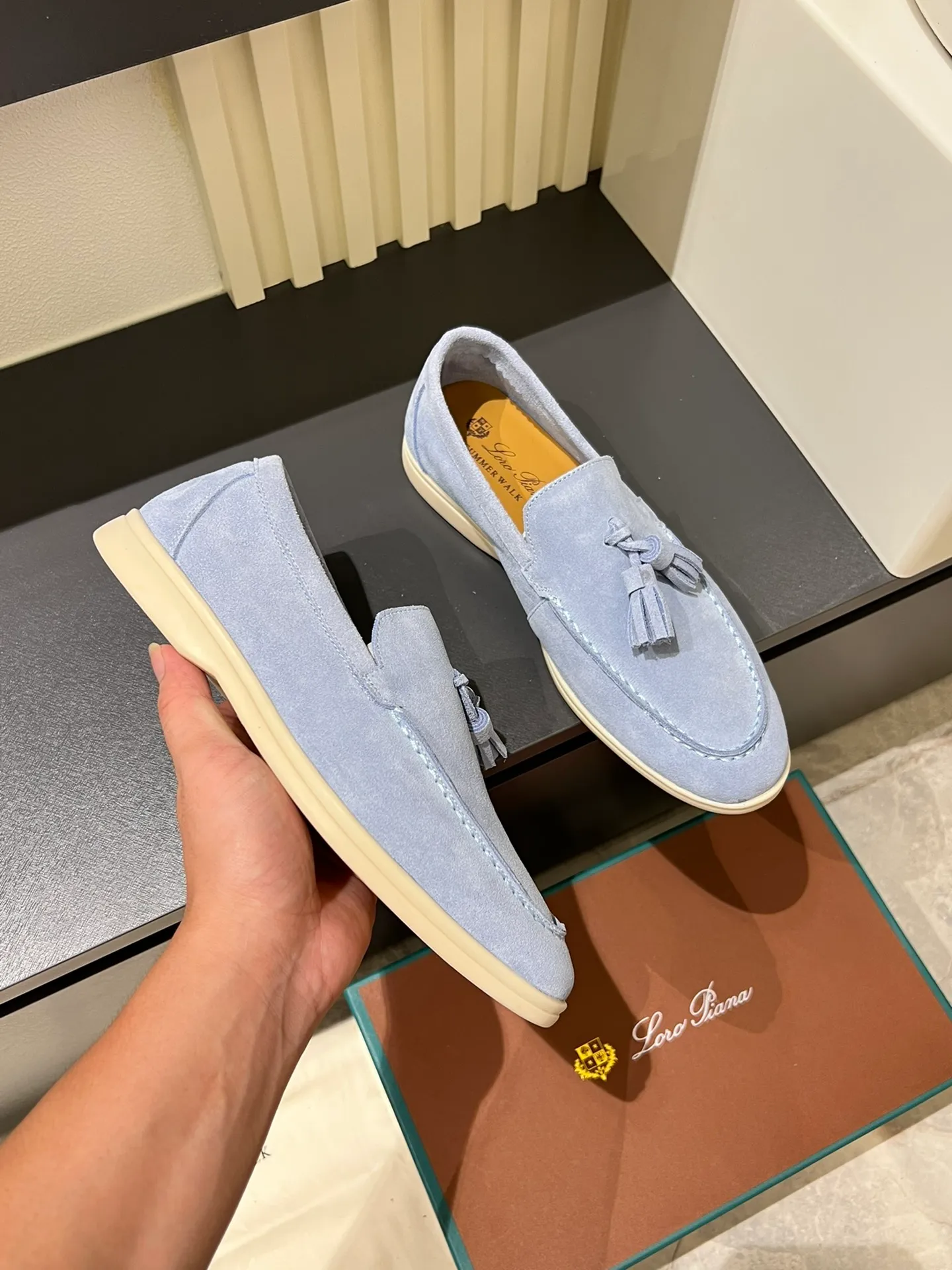 Men's shoes 💰p360 "Loro men's shoes 💰pian'*" Classic L men's shoes for couples 💰p Top version British flat loafers, a must-have item in old money style, the minimalist design is eye-catching and durable, a plus point for dressing The soft foot feel and texture are outstanding. They don’t scratch your feet and are very nice. They are matched with soft and waxy soles. They can be worn daily for a long time without getting tired. They are easy to wear, versatile and classic items, with perfect foot feel and texture! Imported cashmere fabric, the lining is made of imported A-grade water-dyed cow lining, the top version of the genuine leather midsole is sewn with pure handmade mark thread! Size: Female 35-40 (34. Customized) Male 38-44 (45.46. Customized)